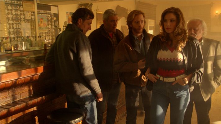 Cuéntame cómo pasó - Deborah deja con la boca abierta a los hombres de Sagrillas