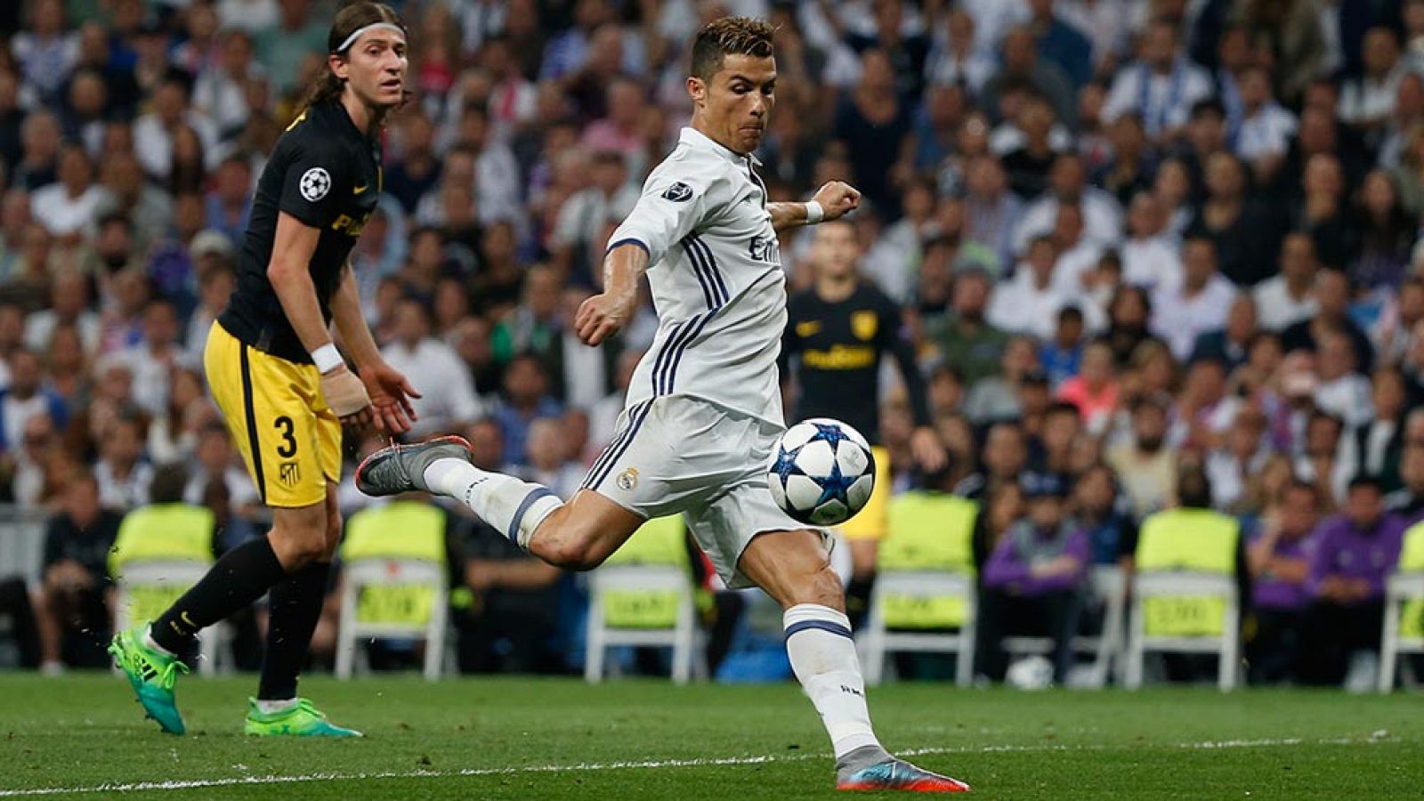 Un insaciable Cristiano Ronaldo sigue batiendo records en la Champions | Ver