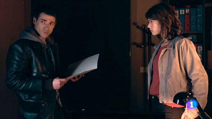 Servir y proteger - Rober y Alicia trabajan en equipo