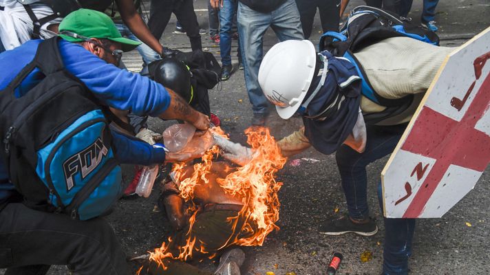 Telediario 1 - Estudiantes venezolanos se echan a la calle contra el gobierno de Nicolás Maduro