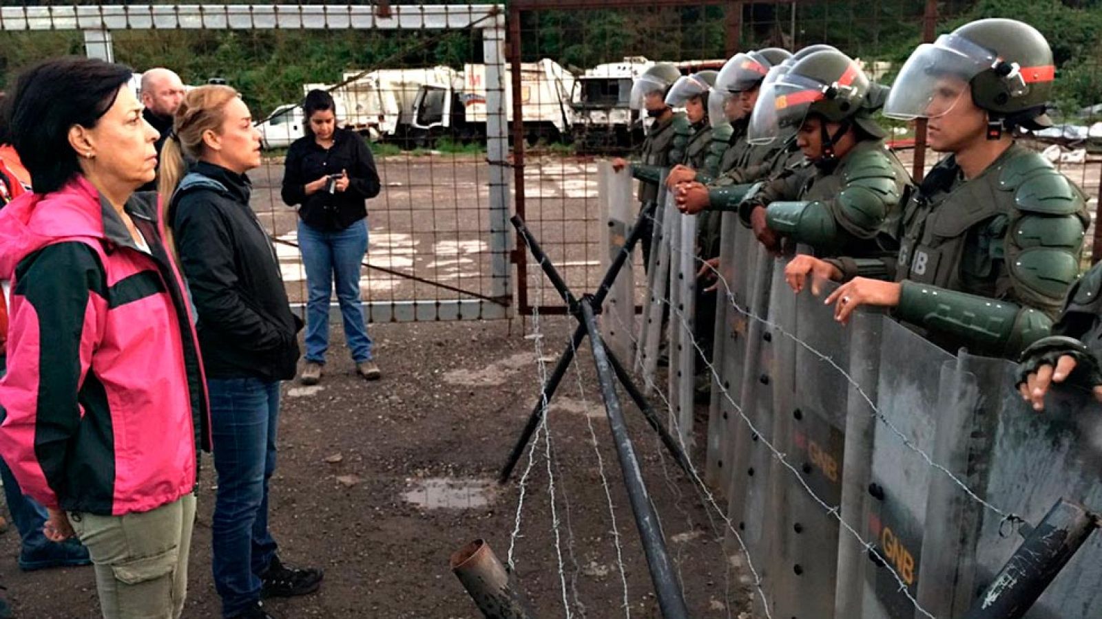 Los familiares y seguidores de Leopoldo López exigen poder verlo ante la prisión donde está encarcelado