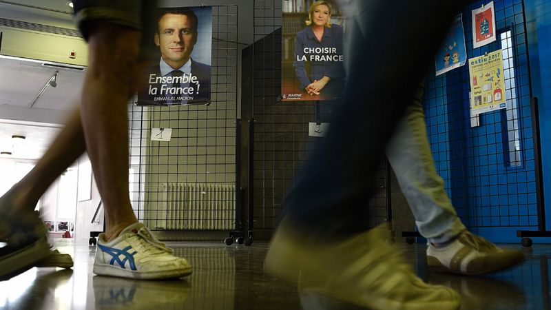 Algunos ciudadanos franceses acuden a los colegios electorales entre resignacin y descontento