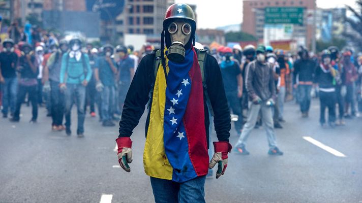 Telediario 1 - Las protestas convierten las calles de Venezuela en una batalla campal