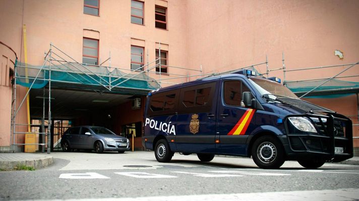 Telediario 1 - Detenido el padre de un niño hallado muerto en un monte de A Coruña