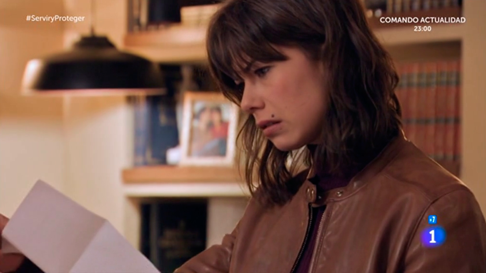 Servir y proteger - Alicia descubre que su madre quería divorciarse
