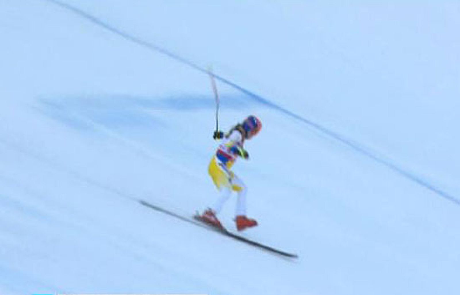 Una esquiadora ha perdido uno de los esquís en plena competición y ha sido capaz de treminar la prueba  a la pata coja, como si fuera fácil.