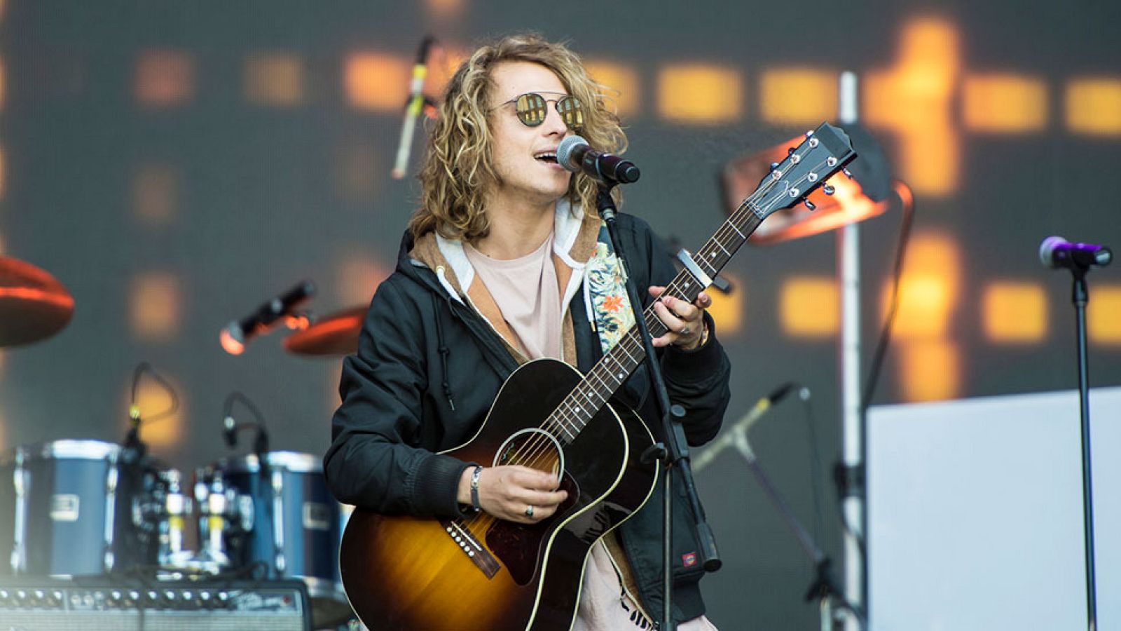 El representante español en Kiev 2017 ha cantado 'Do it for your lover' ante eurofans y vecinos de Kiev en la tradicional fiesta del Eurovillage junto a otros finalistas del Festival de Eurovisión.