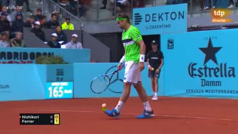 El árbitro Mohamed Layani para el Ferrer-Nishikori mientras se cubre la pista