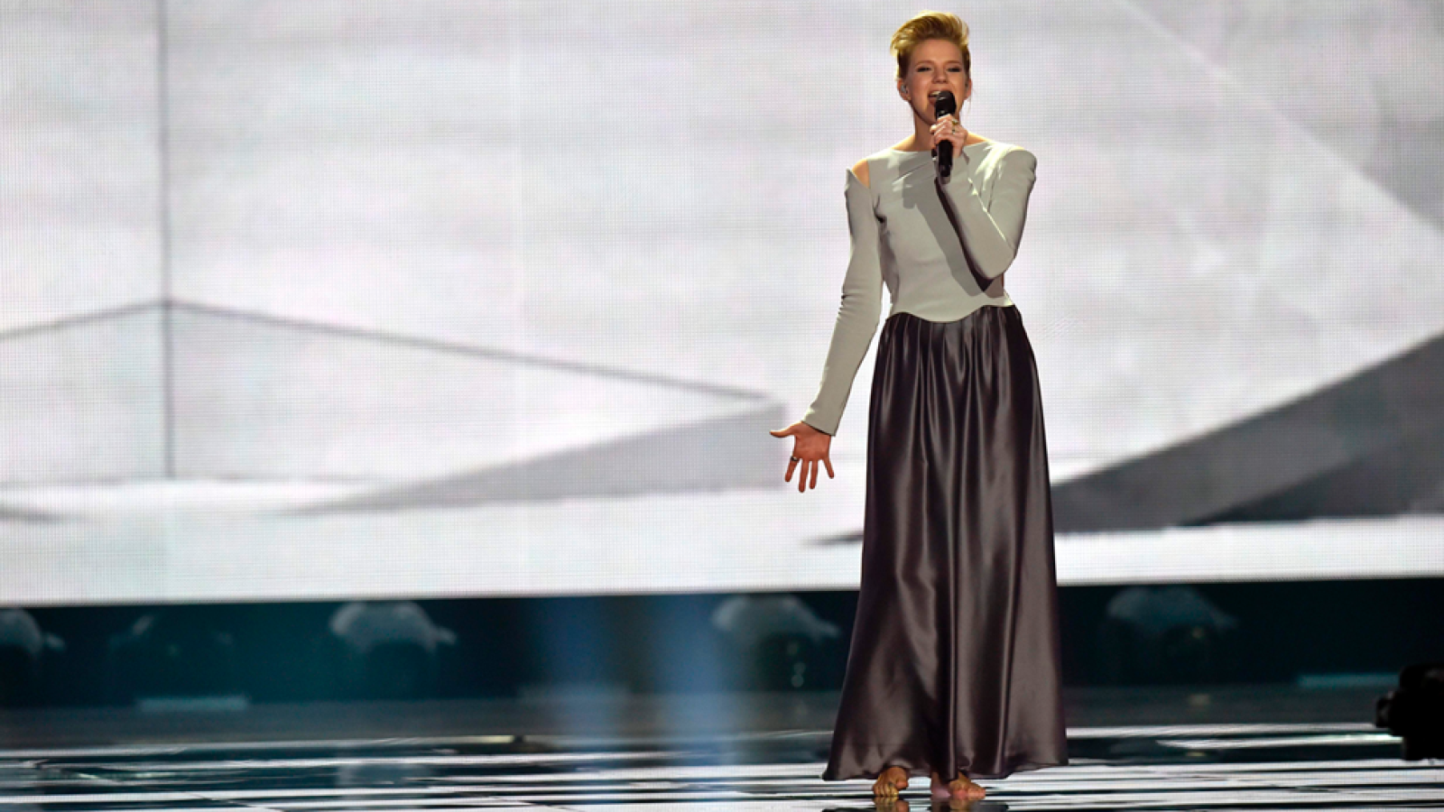 Primer minuto de la actuación de Levina (Alemania) en la segunda semifinal de Eurovisión 2017 | Ver