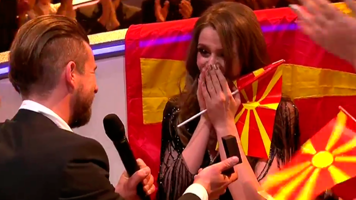 Eurovisión - Pedida de mano en directo a la cantante de Macedonia