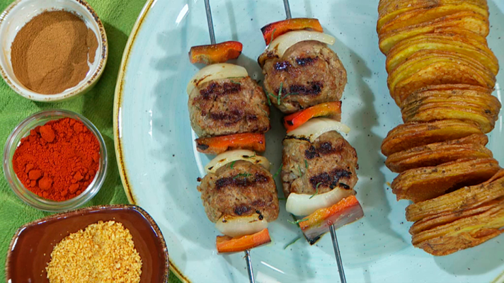 RTVE Cocina - Brocheta de cordero (kofta) y patatas