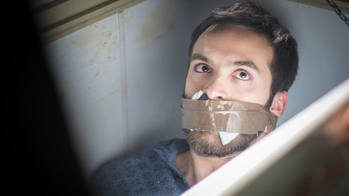 Cuéntame cómo pasó - Carlos consigue salir del arcón