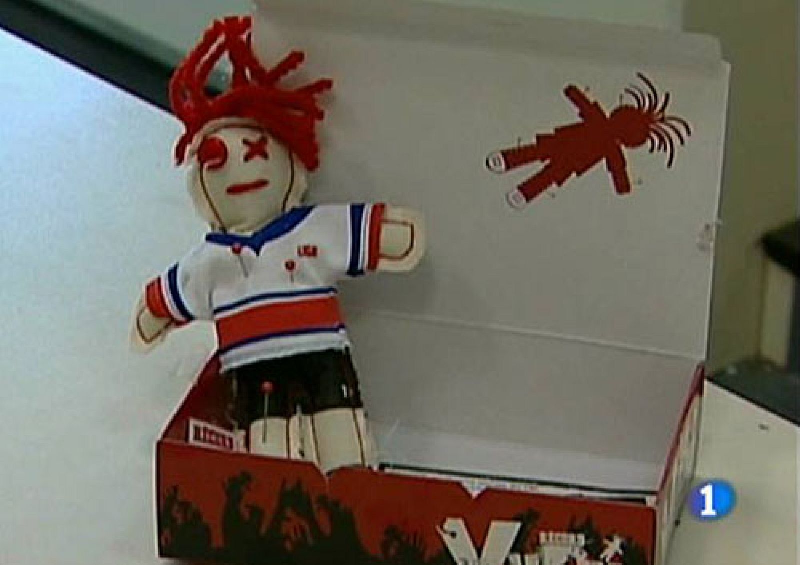 Un periódico mejicano ha distribuido un peculiar muñeco con los colores de la selección estadounidense para restar fuerzas a sus jugadores en su enfrentamiento contra la selección mejicana