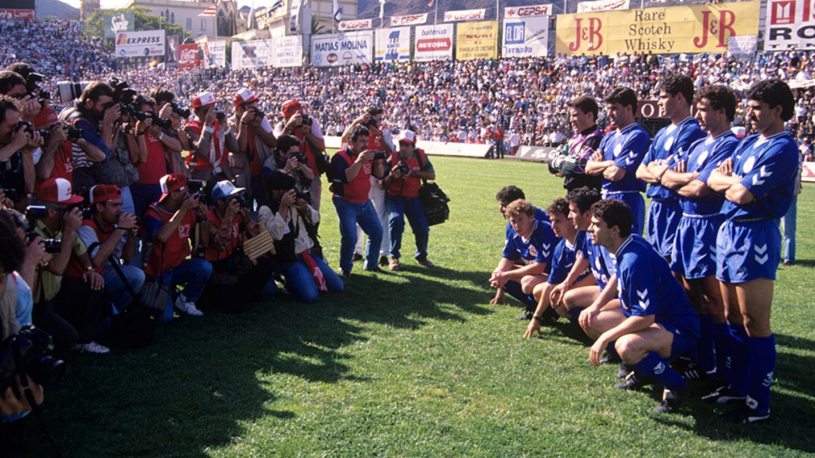 Real Madrid y Barcelona se jugarán este domingo la Liga en la última jornada del campeonato, en una situación que hace rememorar otras Ligas decididas en el último instante, especialmente aquellas de Tenerife en los noventa.