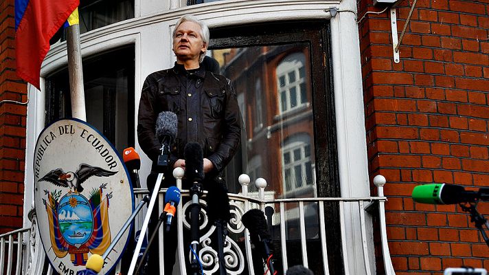 Telediario 1 - Assange califica de "victoria" la decisión de Suecia de cerrar la investigación contra él