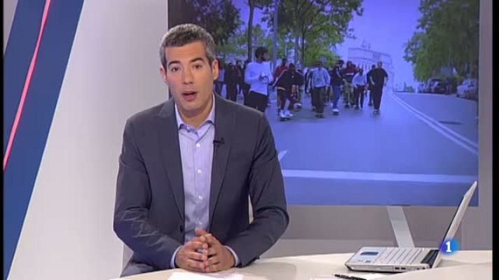 L'Informatiu - L'espectacular baixada d'skaters des de Montjuïc del campionat internacional que fa aquests dies a Badalona