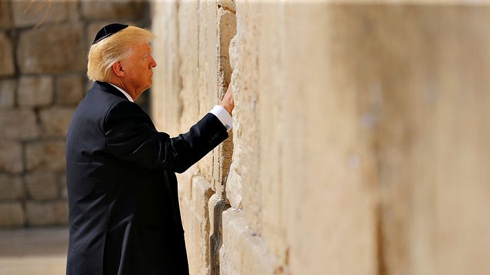 Telediario 1 - Trump visita el Muro de las Lamentaciones a su llegada a Israel