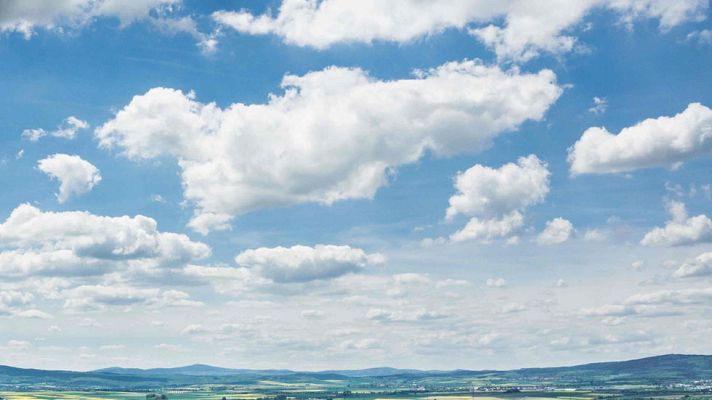 El tiempo - Sol, calor y tormentas mañana en España y riesgo por temporal de Levante con viento de 80km/h y olas en Cádiz