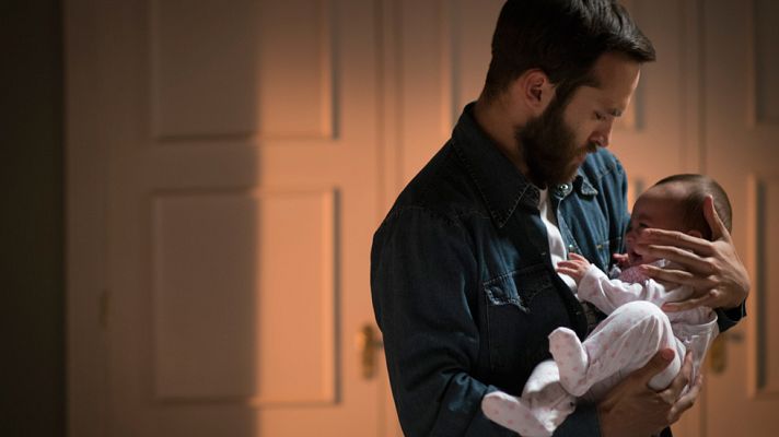 Cuéntame cómo pasó - Antonio más débil que nunca y Carlos ejerciendo de padre