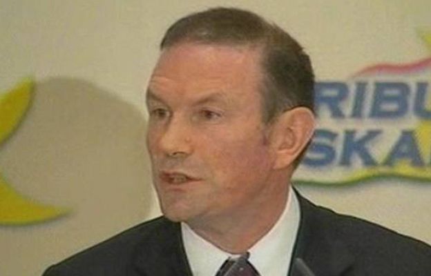  - Ibarretxe pide la disolución de ETA