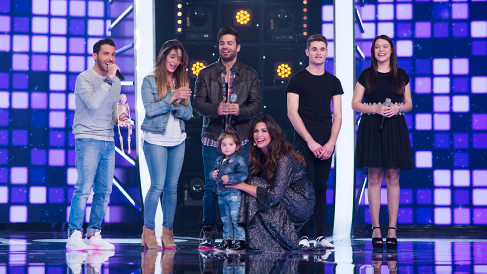 Fantastic Duo - Un maestro, una familia y una bailarina para cantar "Lucía" junto a Manu Tenorio