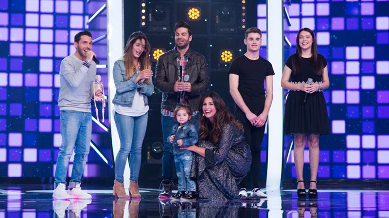 Fantastic Duo - Un maestro, una familia y una bailarina para cantar "Luc�a" junto a Manu Tenorio