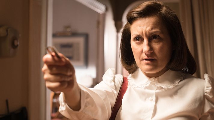 Cuéntame cómo pasó - Inés recibe un extraño regalito