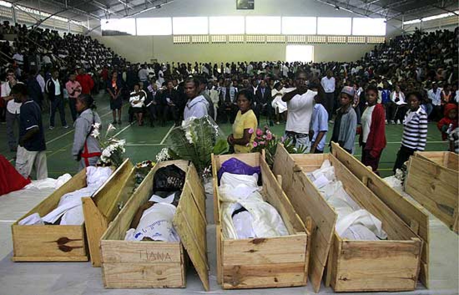 5.000 personas asisten a los entierros de los 28 muertos por los disparos de la policía en Madagascar | Ver