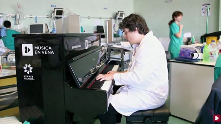 Telediario 1 - Músicos internos residentes tocan en los pasillos de la UCI del hospital 12 de Octubre de Madrid