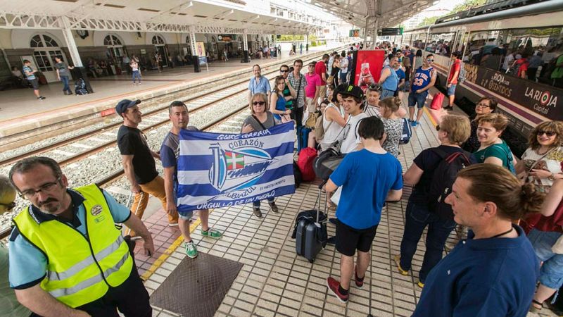 Los aficionados del Alavés y el Barça llegan a Madrid con medidas de seguridad reforzada