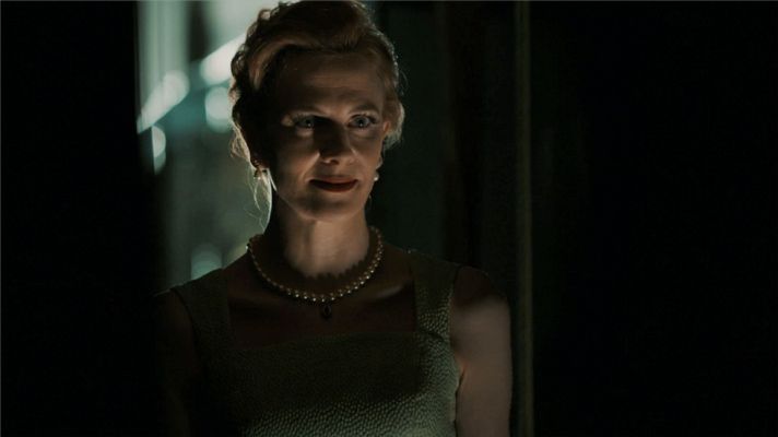 El Ministerio del Tiempo - ¿Porqué ayuda Marta a los rusos a secuestrar a Hitchcock?