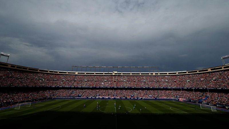 Los aficionados atléticos siguen arrancando los asientos del Calderón | Ver