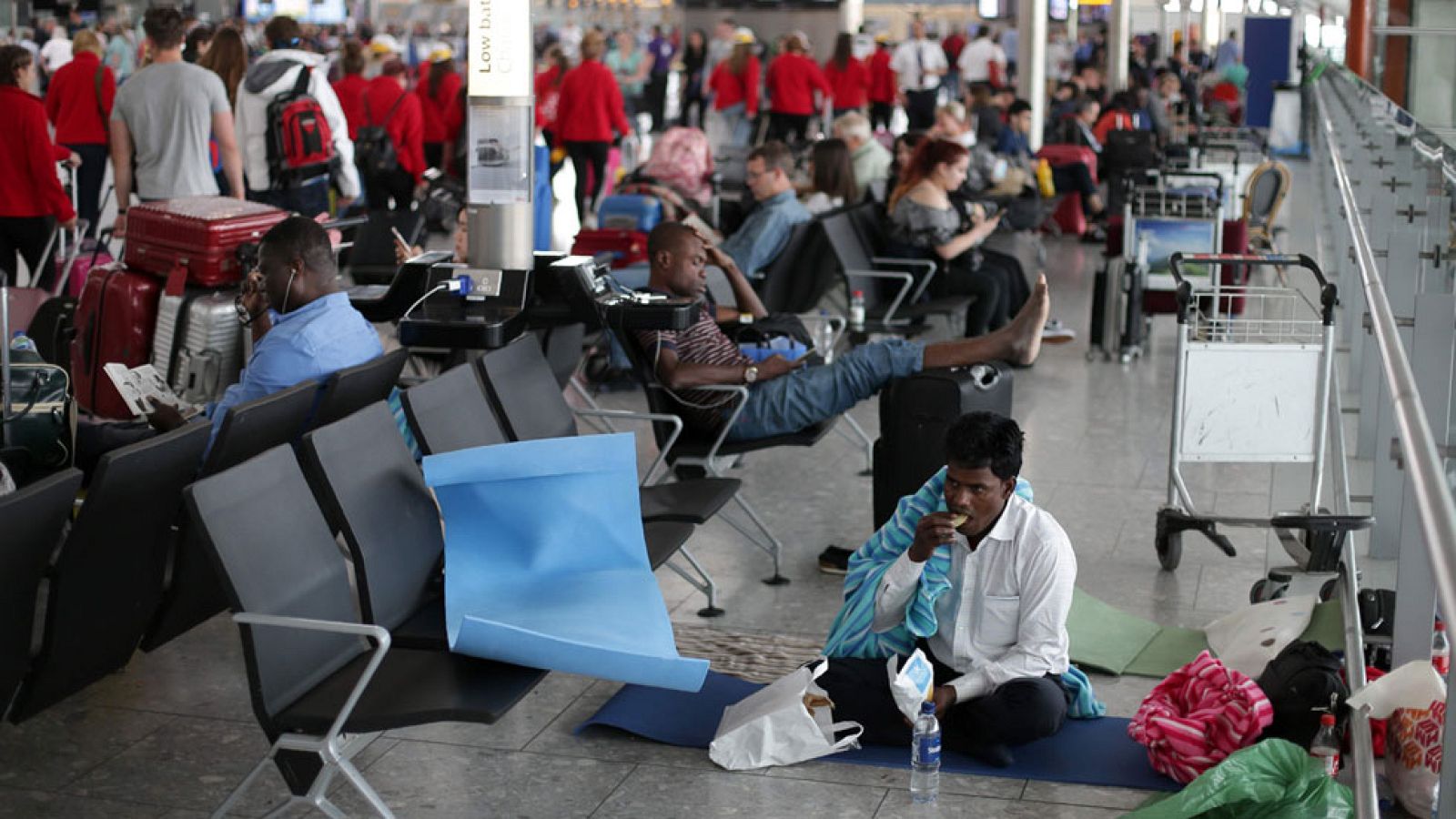 El consejero delegado de British Airways descarta dimitir por el caos aéreo del fin de semana