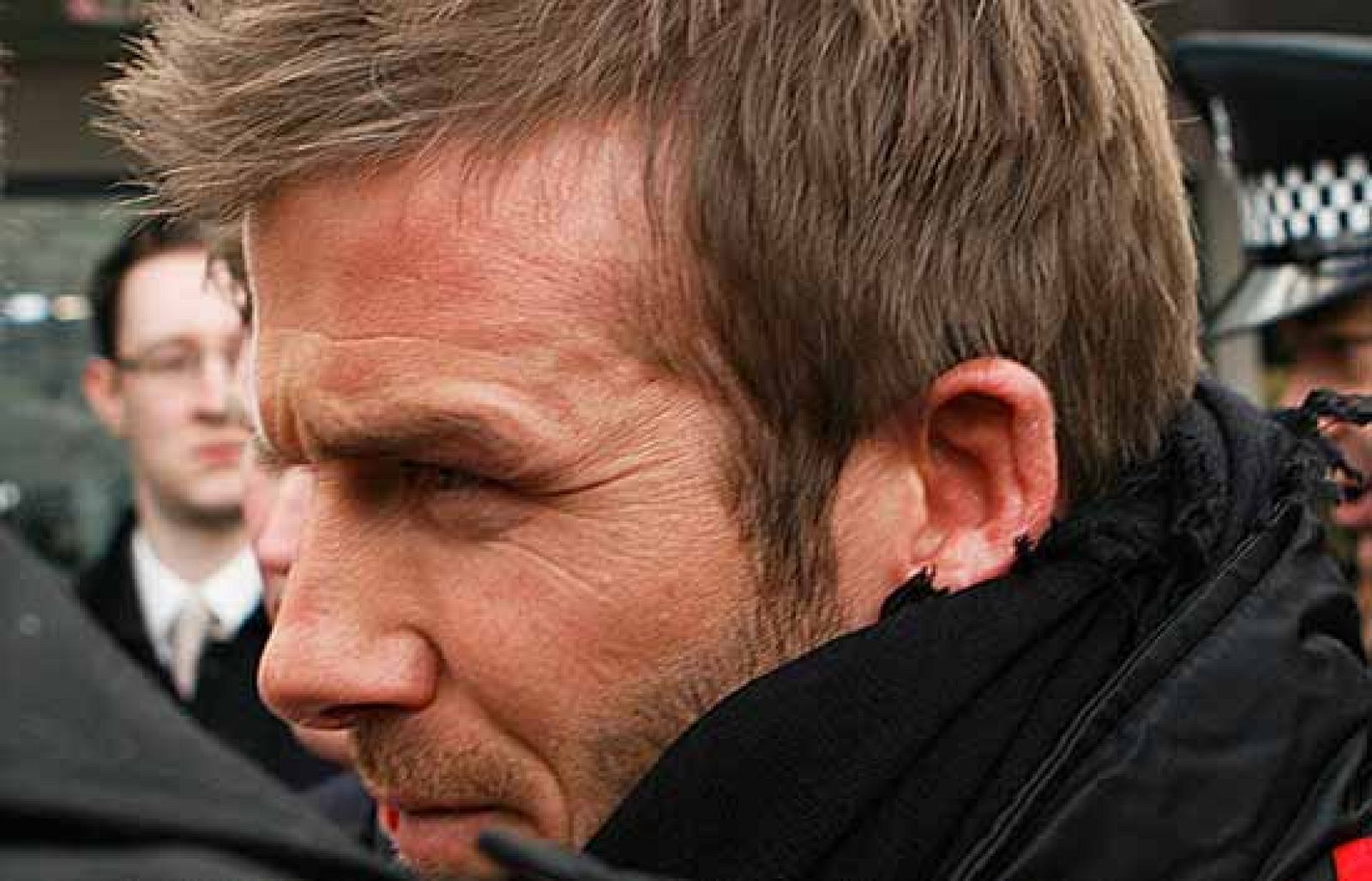 La selección inglesa ya se encuentra en Sevilla.El jugador David Beckham y el entrenador Fabio Capello, dos viejos conocidos de la afición española, se han convertido en el centro de atención de la expedición inglesa.