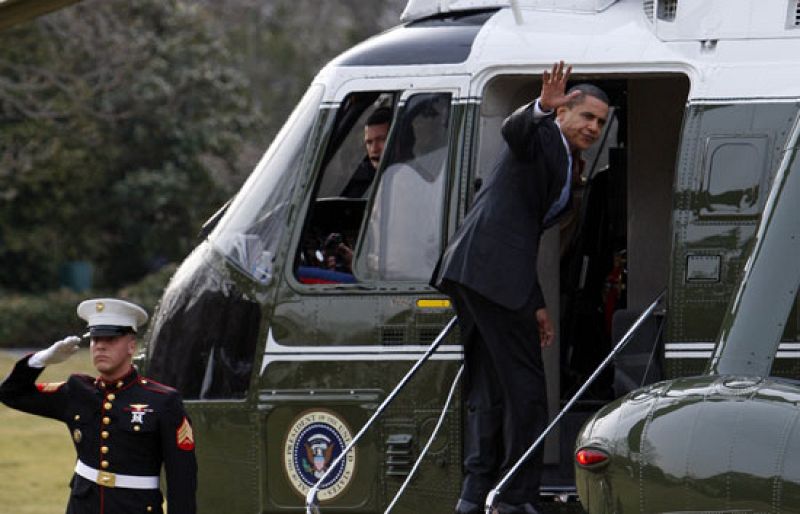 Obama se golpea la cabeza al subirse al helicóptero presidencial