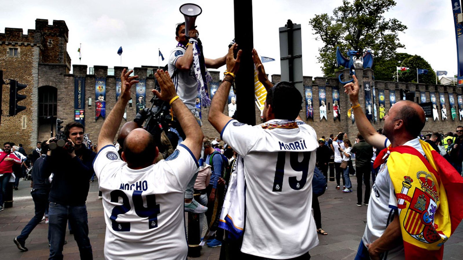 Muchos de los aficionados del Real Madrid que han conseguido entrada para la final de la Liga de Campeones que se disputa esta noche en Cardiff han pasado esta mañana por el aeropuerto de Barajas para volar al Reino Unido, mientras la Cibeles ya está