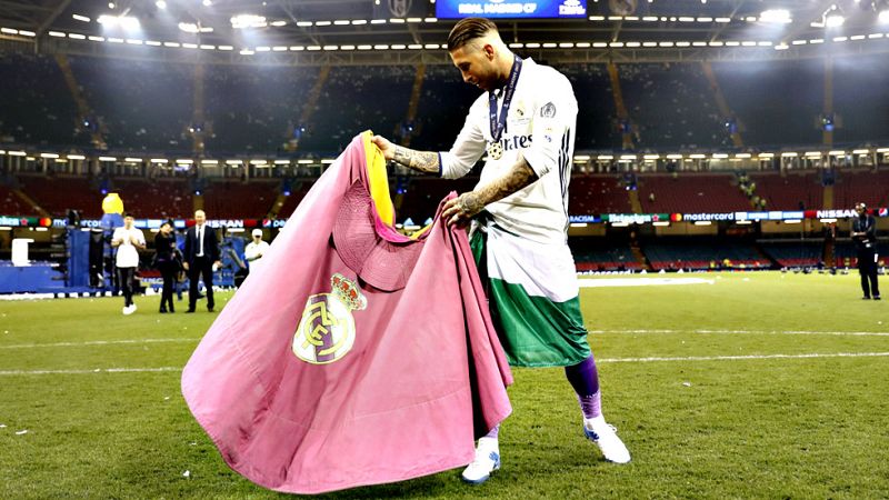 Sergio Ramos no se separó de la orejona hasta llegar a Madrid