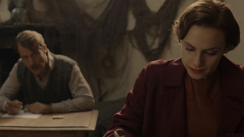 El Ministerio del Tiempo - Amelia se emociona con el recuerdo de Juli�n
