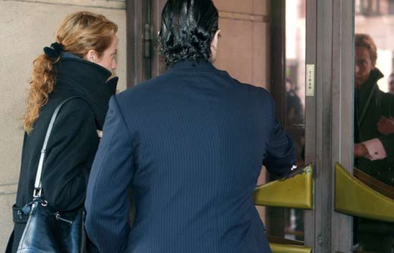 El juez Baltasar Garzón toma declaración a los imputados en la presunta trama de corrupción y tráfico de influencias. | Ver