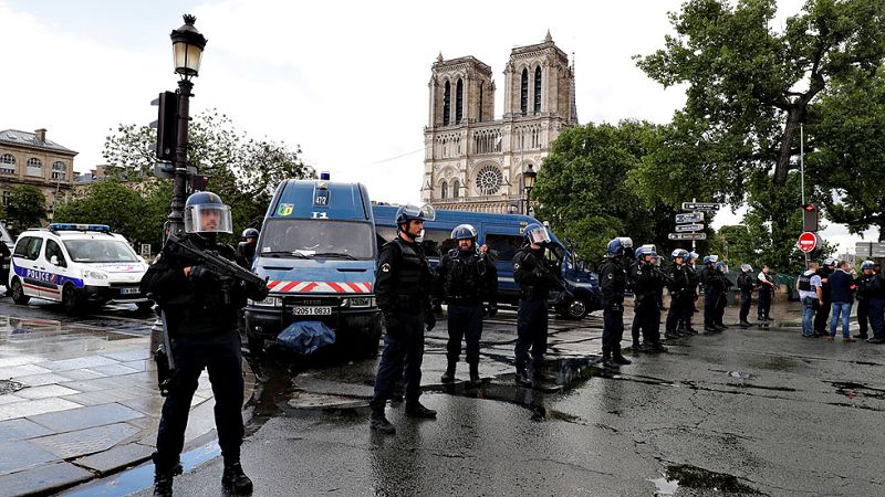 Un policía francés repele un ataque frente a la catedral de Notre Dame, en París