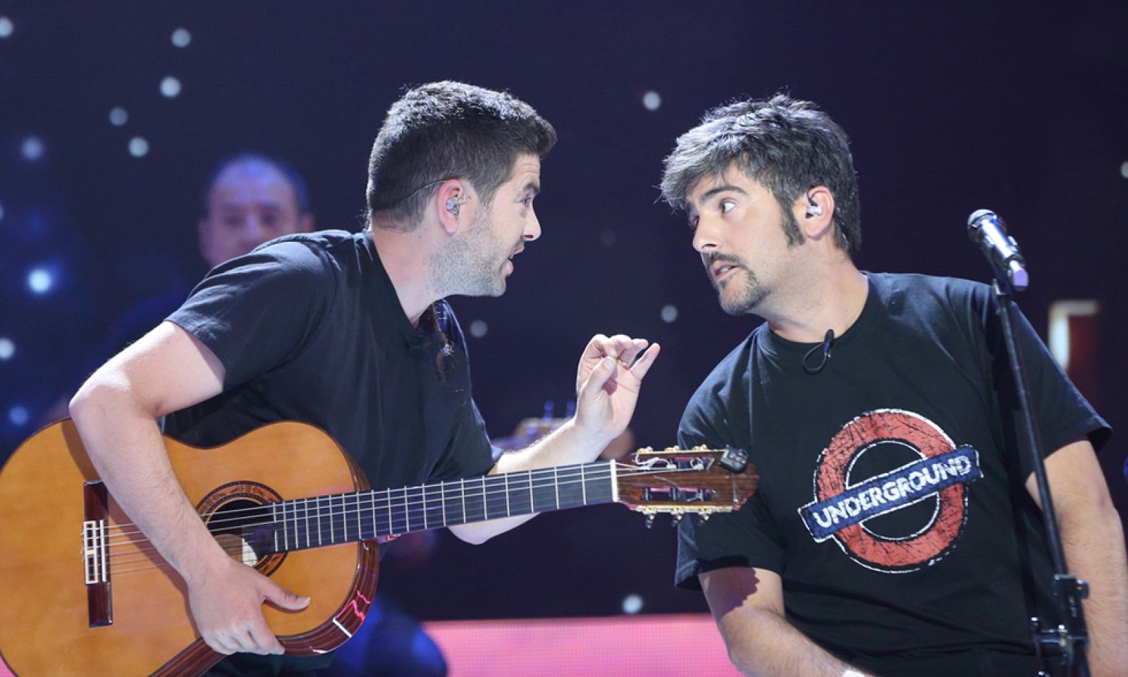 Estopa recibe la pajarita roja de 'No es un sábado cualquiera'