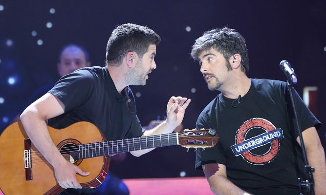 No es un sábado cualquiera - Estopa recibe la pajarita de 'No es un sábado cualquiera'