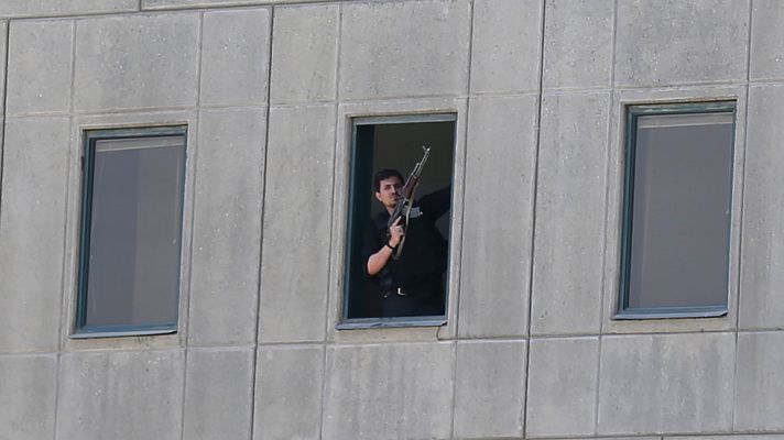 Telediario 1 - Al menos 12 muertos y 39 heridos en un doble atentado contra el Parlamento iraní y el mausoleo de Jomeini