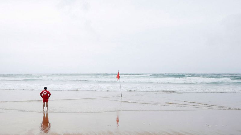 Las tormentas, el viento y las olas ponen en riesgo  a ocho provincias, con máximas superiores a los 36º C