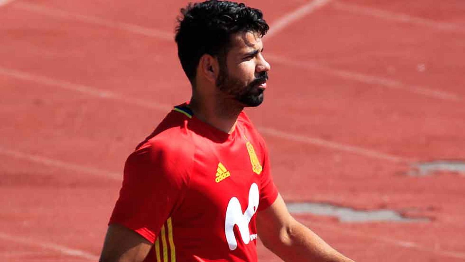 El delantero de la selección española Diego Costa ha anunciado que su entrenador en el Chelsea, Antonio Conte, no cuenta con él y que saldrá del equipo aunque tenga contrato. Se ha dejado querer por el Atlético pero no ha confirmado cuál será su dest