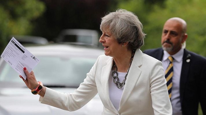 Informativo 24h - La primera ministra británica, Theresa May, llega a votar