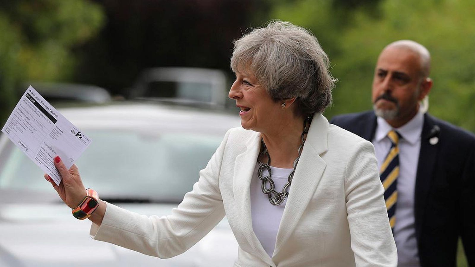 La primera ministra británica, Theresa May, llega a votar