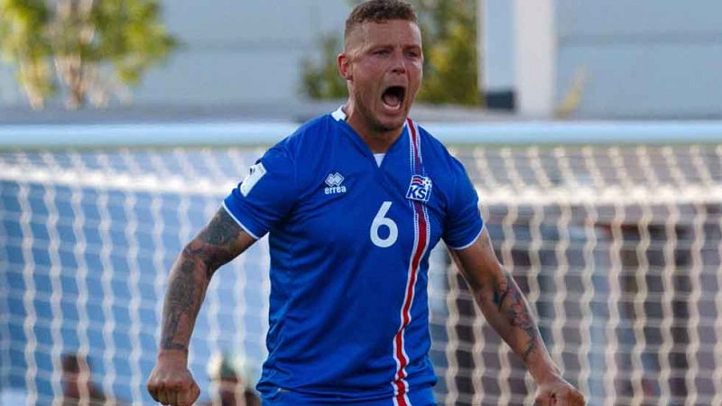 La selección islandesa se ha impuesto 0-1 a Croacia y se ha colocado con los mismos puntos que los balcánicos al frente del grupo I, en el que Turquía ganó a Kosovo y Ucrania a Finlandia.