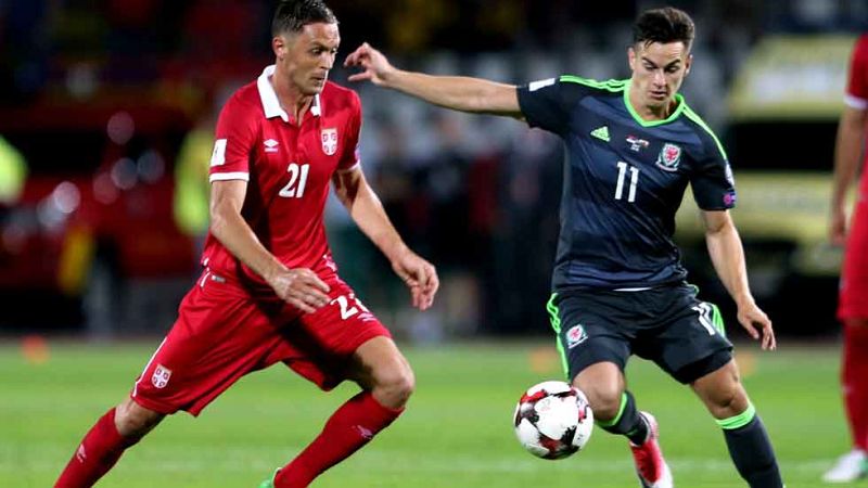 La selección serbia ha empatado con Gales y sigue líder del grupo D, con los mismos puntos que Irlanda, que tampoco pasó del empate con Austria. Moldavia y Georgia completaron la jornada con otro empate, 2-2.