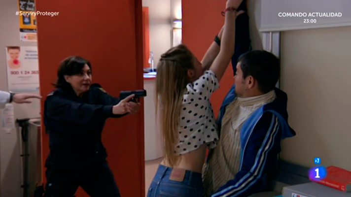 Servir y proteger - Miralles rescata a Antonio y Olga